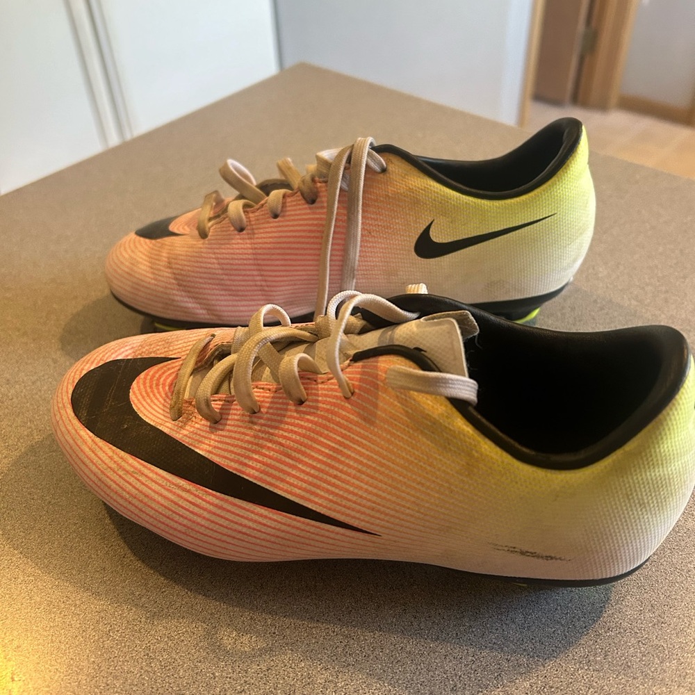 Youth soccer cleats